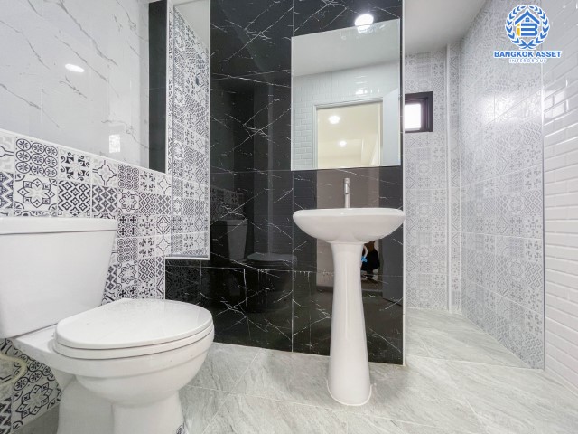 *****บ้านเดี่ยวมือสอง นนทบุรี ม.กฤษดานคร10 รัตนาธิเบศร์ เนื้อที่กว้างขวางมากถึง 71 ตร.ว. ฟังก์ชัน 4 ห้องนอน 4 ห้องน้ำ ที่จอดรถ 3 คัน บ้านสวย ตกแต่งสไตล์โมเดิร์น พร้อมเข้าอยู่ได้ทันที! โครงการตั้งบนทำเลแห่งการเดินทาง ใกล้รถไฟฟ้าสายสีม่วง "สถานีสามแยกบางใหญ่" และจุดขึ้นทางด่วน "กาญจนาภิเษก" จองด่วน!